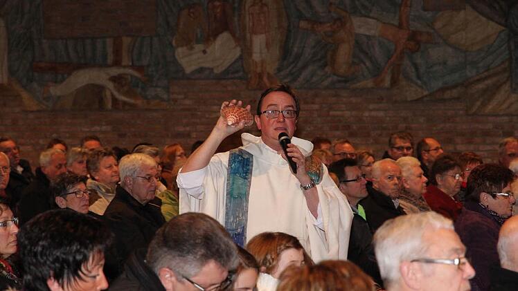 Pfarrer Klaus Weigand predigte über eine Jakobsmuschel. Foto: Mathias Erlwein