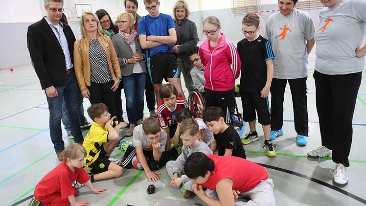 Verena Bentele (zweite von links) besuchte gestern die Integrative Gruppe des HC Forchheim. OB-Kandidat Uwe Kirschstein (links) hatte die Behindertenbeauftragte der Bundesregierung eingeladen.  Foto: Barbara Herbst
