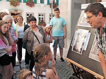 Geschichte anschaulich und unterhaltsam vermitteln - das haben sich Erich Olbrich (vorne) und sein Enkel Marcus (im Hintergrund) zur Aufgabe gemacht. Beide haben längst eine große Fan-Gemeinde. Fotos: Katrin Geyer