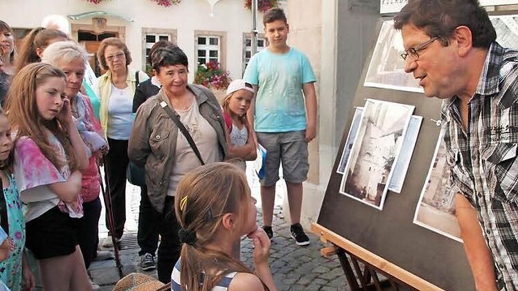 Geschichte anschaulich und unterhaltsam vermitteln - das haben sich Erich Olbrich (vorne) und sein Enkel Marcus (im Hintergrund) zur Aufgabe gemacht. Beide haben längst eine große Fan-Gemeinde. Fotos: Katrin Geyer