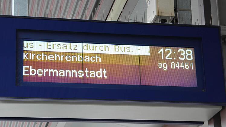 Die Anzeige des Zugausfalls auf Gleis 1 des Forchheimer Bahnhofs  Foto: Andreas Schmitt