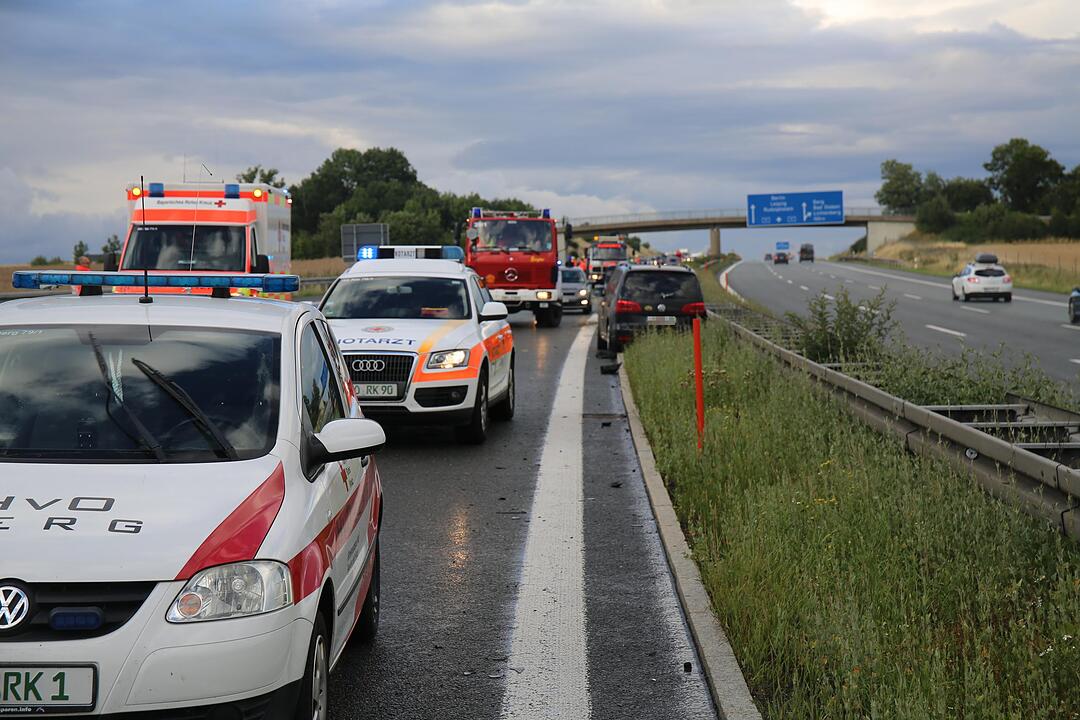Schwerer Unfall auf der A9: Auto gerät auf nasser Straße ins Schleudern – Gaffer filmen