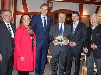 Trafen sich beim "Nach-Aschermittwoch" der CSU Bad Kissingen (von links): Landrat Thomas Bold, Kreis-und Stadtr&auml;tin Karin Renner, Ortsvorsitzender Steffen H&ouml;rtler, der stellvertretende Fraktionsvorsitzende der CSU im Bayerischen Landtag, Josef Zellmeier,CSU-Kreisvorsitzender  Sandro Kirchner und Eberhard Gr&auml;f, Kreisvorsitzender der Seniorenunion. Arthur Stollberger