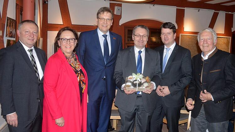 Trafen sich beim "Nach-Aschermittwoch" der CSU Bad Kissingen (von links): Landrat Thomas Bold, Kreis-und Stadtr&auml;tin Karin Renner, Ortsvorsitzender Steffen H&ouml;rtler, der stellvertretende Fraktionsvorsitzende der CSU im Bayerischen Landtag, Josef Zellmeier,CSU-Kreisvorsitzender  Sandro Kirchner und Eberhard Gr&auml;f, Kreisvorsitzender der Seniorenunion. Arthur Stollberger