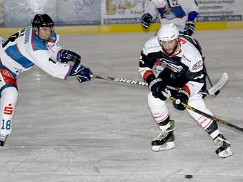 Ein Dreierpack von Michal Babkovic (rechts) half nichts: Mit 7:5 verloren der Angreifer und seine Teamkollegen der Haßfurter Hawks beim ESC Vilshofen. Dadurch rutschten sie in der Tabelle ihrer Vorrundengruppe der Eishockeylandesliga auf Platz 3. Ralf Naumann