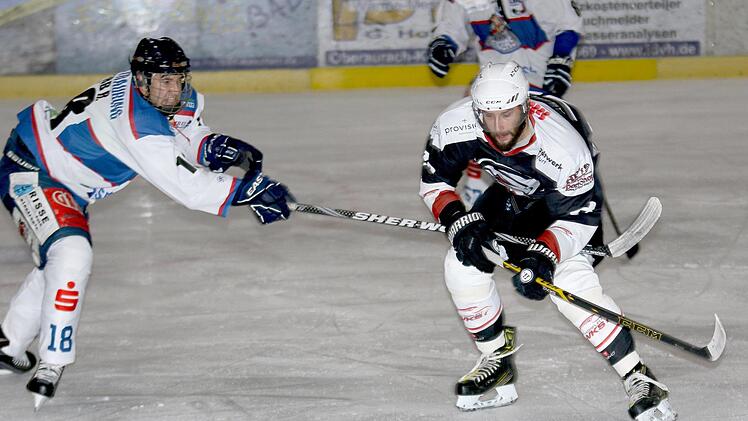 Ein Dreierpack von Michal Babkovic (rechts) half nichts: Mit 7:5 verloren der Angreifer und seine Teamkollegen der Haßfurter Hawks beim ESC Vilshofen. Dadurch rutschten sie in der Tabelle ihrer Vorrundengruppe der Eishockeylandesliga auf Platz 3. Ralf Naumann