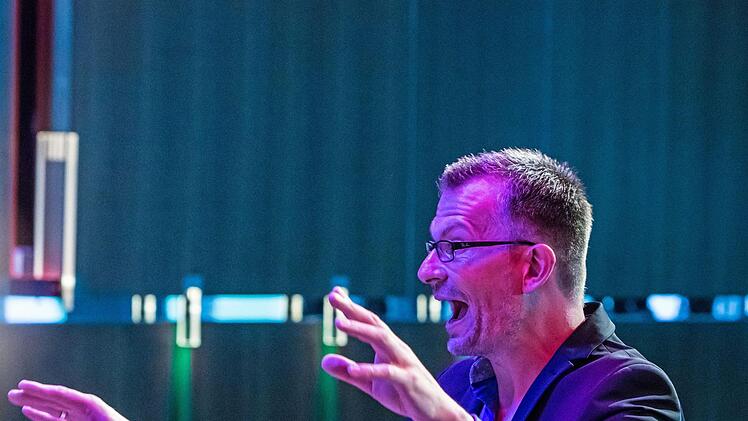 Kurzweiliges Programm auf hohem Niveau: Die Bigband der Hochschule Coburg unter Leitung von Ralf Probst sowie junge Gesangstalente aus der Region beeindruckten zahlreiche Zuhörer im Kongresshaus Rosengarten.Foto: Jochen Berger