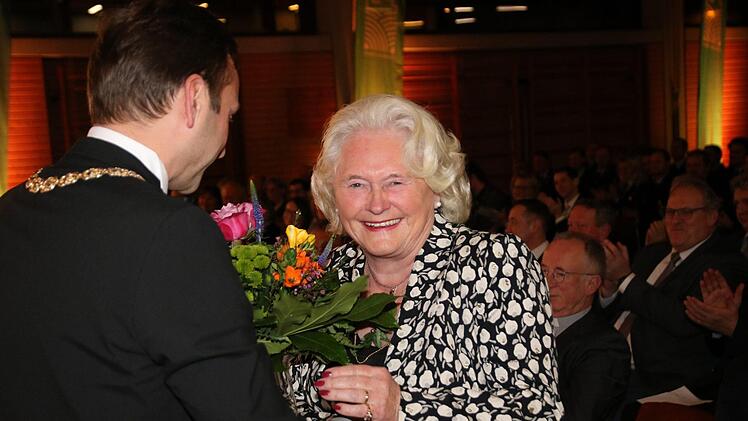 Blumen gab es auch für Hartmanns Ehefrau Ingeborg Horn. Foto: Jürgen Gärtner