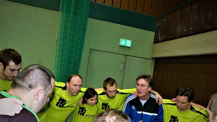 Trainer Wolfgang Fischer schw&ouml;rt seine Mannschaft von der Wefa Ahorn auf das Endspiel ein. Foto: Werner Rei&szlig;aus