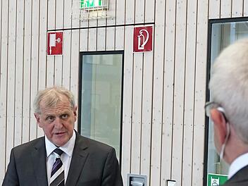 Bruno Kellner wird von Landrat Johann Kalb (rechts) als dessen Stellvertreter vereidigt. Foto: Landratsamt