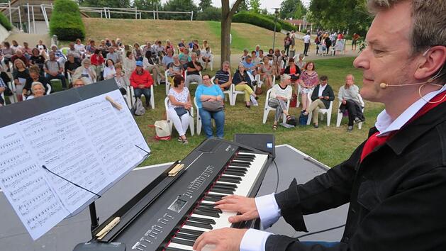 Florian Kaplick am Piano unterhielt das Publikum mit meisterlich gespielten Werken und Anekdoten von Ludwig van Beethoven. Foto: Monika Sch&uuml;tz