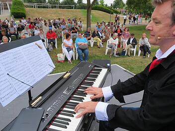 Florian Kaplick am Piano unterhielt das Publikum mit meisterlich gespielten Werken und Anekdoten von Ludwig van Beethoven. Foto: Monika Schütz