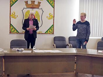 Bürgermeister Timo Ehrhardt (Zweiter von links) vereidigte die beiden neuen Feldgeschworenen Gerhard Leib (links) und Waldemar Betz (zweiter von rechts). Mit im Bild ist stellvertretender Kreisvorsitzender Georg Pabstmann (rechts).