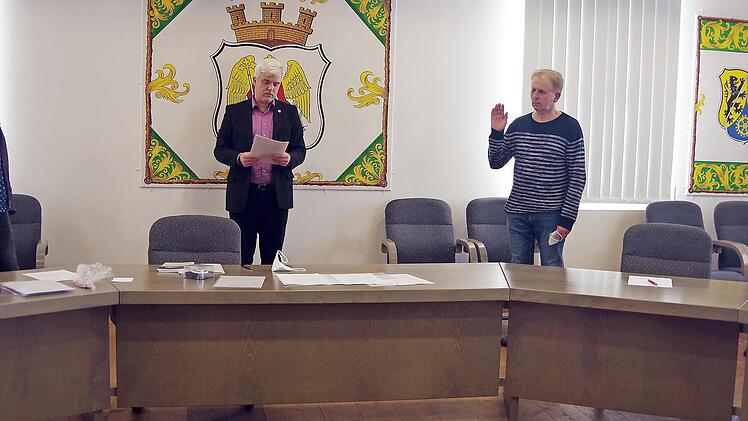 Bürgermeister Timo Ehrhardt (Zweiter von links) vereidigte die beiden neuen Feldgeschworenen Gerhard Leib (links) und Waldemar Betz (zweiter von rechts). Mit im Bild ist stellvertretender Kreisvorsitzender Georg Pabstmann (rechts).