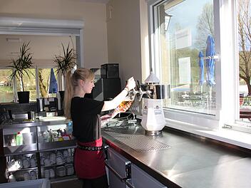 Lea Reuter zapft im neuen Bistro ein Bier.