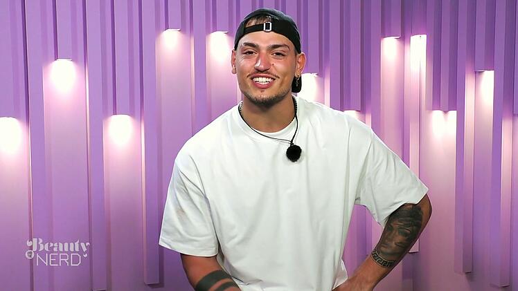 In der jüngsten Folge "Beauty & the Nerd" (immer donnerstags, 20.15 Uhr, bei ProSieben und auf Joyn) hat Male Beauty Max Bornmann eine Mission: endlich eine Beauty rumzukriegen.