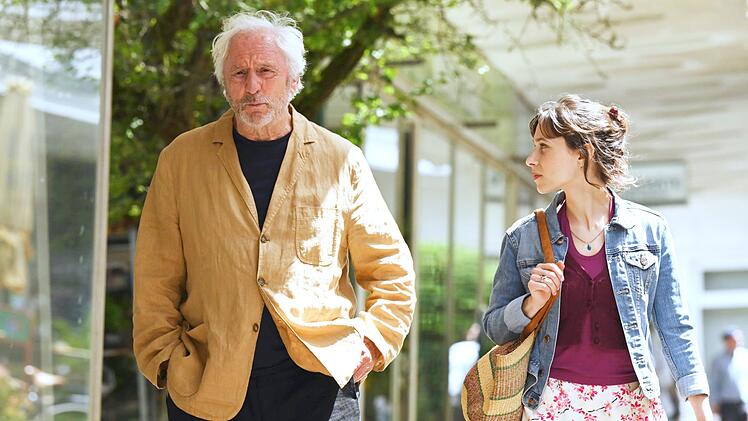 Sofia (Senita Huskić) und Georg (Günther Maria Halmer) können sich gegenseitig helfen. Und sie könnten sogar Freude dabei empfinden. Ist das die Erkenntnis von "Trapps Sommer"?