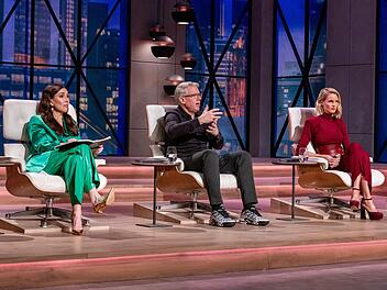 Es ist ein ernstes Thema, dass so viele M&auml;nner regelm&auml;&szlig;ige Besuche beim Urologen scheuen. Doch kann das wirklich durch einen (teuren) Selbsttest zu Hause ge&auml;ndert werden? Judith Williams (links), Frank Thelen und Janna Ensthaler sind skeptisch.