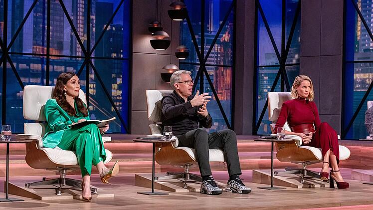 Es ist ein ernstes Thema, dass so viele M&auml;nner regelm&auml;&szlig;ige Besuche beim Urologen scheuen. Doch kann das wirklich durch einen (teuren) Selbsttest zu Hause ge&auml;ndert werden? Judith Williams (links), Frank Thelen und Janna Ensthaler sind skeptisch.