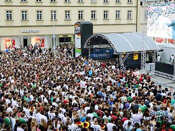7000 Besucher beim Public Viewing am Maxplatz. Foto: Riegerpress