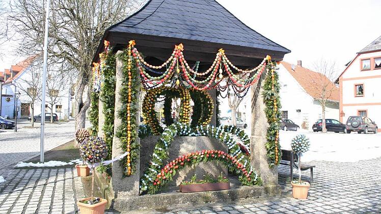 Ein weiterer Brunnen in Hollfeld steht mitten auf dem Marktplatz beim Rathaus.