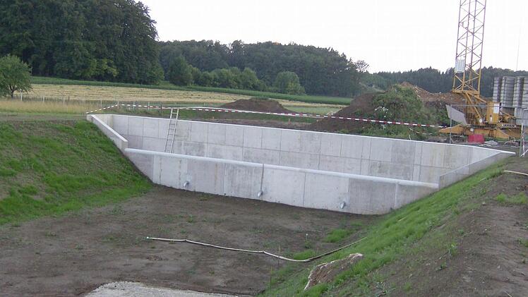 Die Baustelle nahe des Hiltpolsteiner Friedhofs sorgt derzeit in der Gemeinde für einige Unruhe. Foto: Malbrich