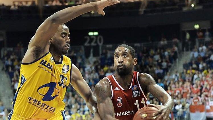 Die wertvollsten Spieler der Hauptrunde im direkten Duell: Bambergs Kapitän Brad Wanamaker (r.) bewies gegen Jamel McLean, dass er auch ein Kandidat für Platz 1 gewesen wäre.  Foto: dpa