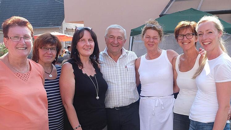 Zum Führungsteam im Obst- und Gartenbauverein gehören (von links) Christa Preissendörfer, Marion Kessler, Astrid Mützel, Kurt Selbert, Silvia Bornkessel, Barbara Karle und Bianca Koberstein.  Foto: Gerd Schaar