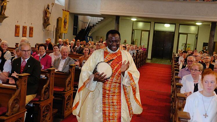 So kennt man die Gottesdienste von Blaise Okpanachi, mit Trommelklang. Foto: Gerd Schaar