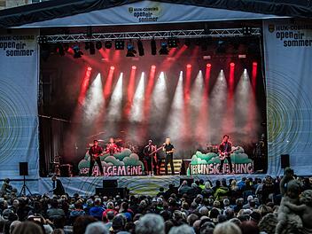 Rund 1500 begeisterte Fans im ausverkauften Tambacher Schloss erlebten den Auftritt der Ersten Allgemeinen Verunsicherung. Foto: Jochen Berger