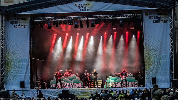 Rund 1500 begeisterte Fans im ausverkauften Tambacher Schloss erlebten den Auftritt der Ersten Allgemeinen Verunsicherung. Foto: Jochen Berger