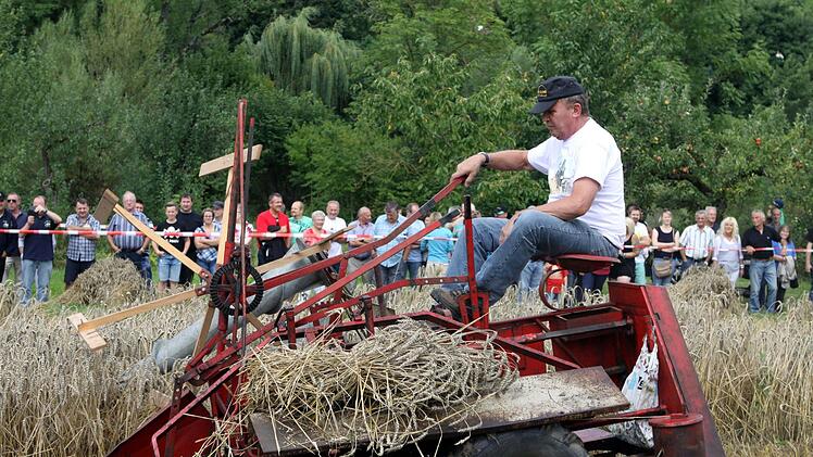 Der Sägebinder war eine Errungenschaft der früheren Jahre und wurde bereits von einem Traktor gezogen.  Foto: Michael Wunder