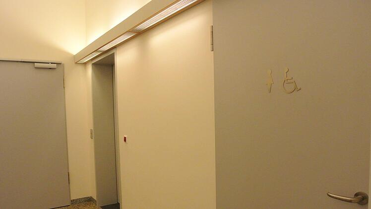 Schön hell beleuchtet ist der Teilbereich, wo es zu den Toiletten geht.