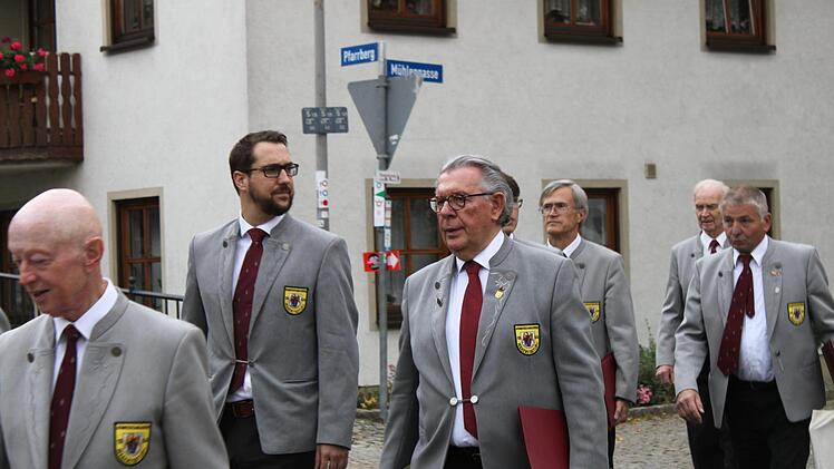 Marktgemeinderat und Sänger Peter Landendörfer (WG, Mitte) hatte vor Kurzem erst die Ehrenmedaille des Bezirks Oberfranken erhalten. Foto: Carmen Schwind