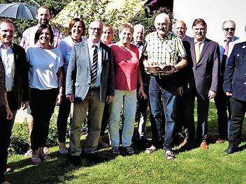Reinhold Dippold (mit Geschenkkorb) im Kreis der Geburtstagsgäste  Foto: Werner Reißaus