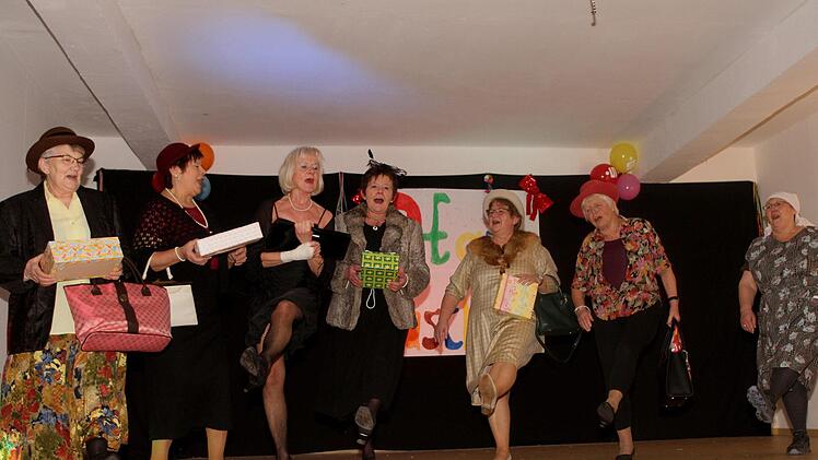 Von besonderem Humor zeugte dieser Auftritt beim Pfarreifasching: das "Schachtelballett" des Frauenkreises