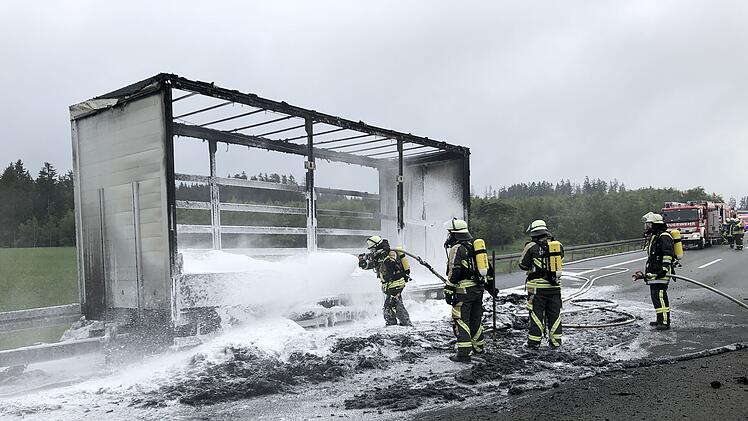 Lastwagenanhänger auf Autobahn in Vollbrand geraten