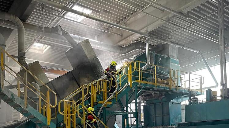 Knetzgau: Schaum-Meer in Müllsortieranlage - "Großaufgebot der Feuerwehr" alamiert