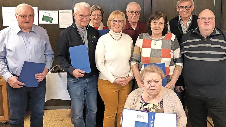 Die geehrten langjährigen VdK-Mitglieder: Renate Köferlein für 40 Jahre Mitgliedschaft (vorne), (hinten von links nach rechts) Hans Hübschmann (25 Jahre), Rainer Koch (30), VdK OV-Vorsitzende Helga Kuplich-Schramm, Gabriele Raube (25), Stellvertre...