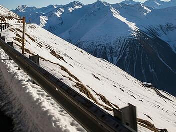Drama im Zillertal: Autofahrer aus Raum Erlangen st&uuml;rzt ab