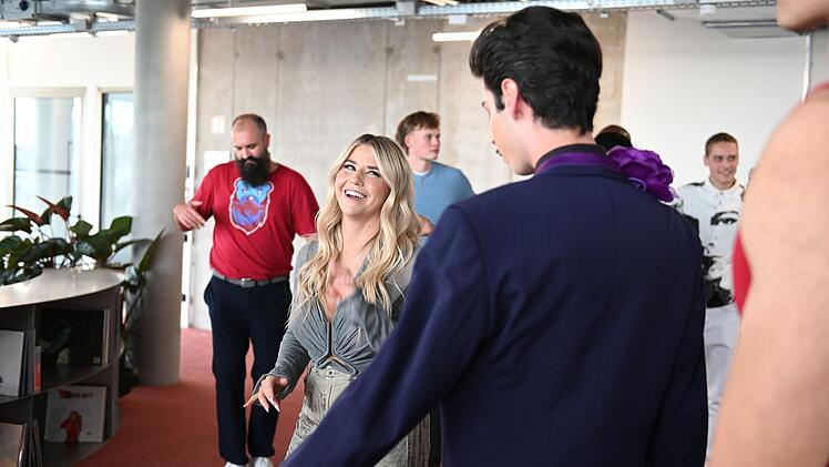 Schlagers&auml;ngerin Beatrice Egli sucht einen Mann f&uuml;r ihr Musikvideo zum Song "Alibi" und tanzt mit Alexavius.