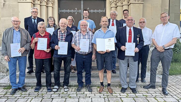 Alle Geehrten der BRK Bereitschaft Obereschenbach mit der Kreisbereitschaftsleitung.