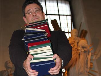 Pfarrer Michael Krammer muss nicht nur Gesangbücher schleppen, sondern sich um eine Vielzahl von Aufgaben kümmern. Foto: Ulrike Müller