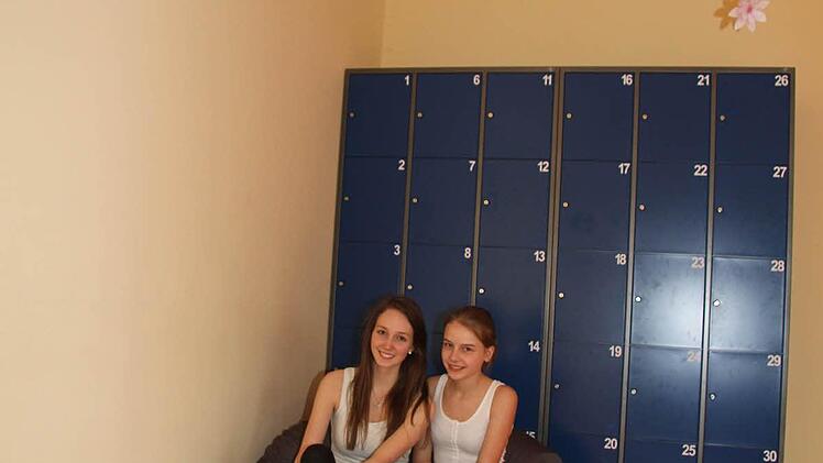 Die Wände sind noch ein bisschen kahl, finden Lea Versch und Janine Ferhatovic, doch die beiden Mädchen sind zuversichtlich, dass die Schüler noch bunte Bilder im Neubautrakt aufhängen . Foto: Sonja Adam