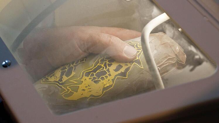 mpressionen vom Lampenglas-Workshop im Glasmuseum Rosenau: Olaf Schönherr bearbeitet ein Objekt mit Sandstrahltechnik.Foto: Jochen Berger