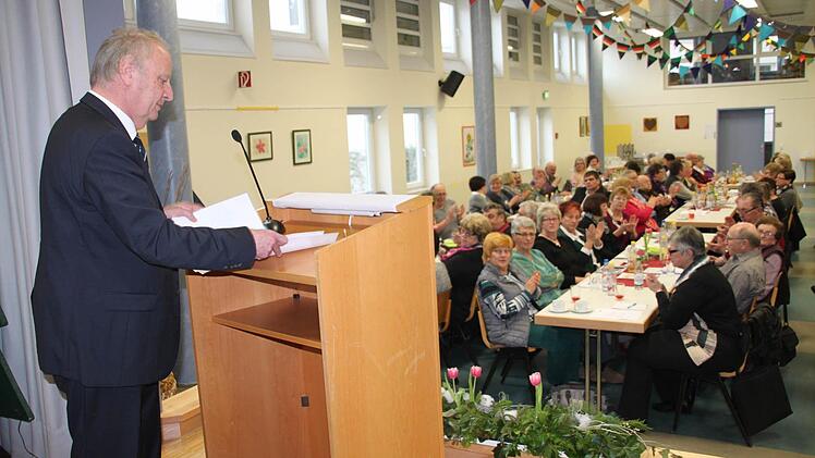 Gut besucht war die Jahresabschlusstagung des VdK Kreisverbandes. Rund 120 Zuhörer beklatschten die Rede von Vorsitzenden Heinz Wittmann. Dieser hatte sich über steigende Mitgliederzahlen gefreut.  Foto: Stephan Stöckel