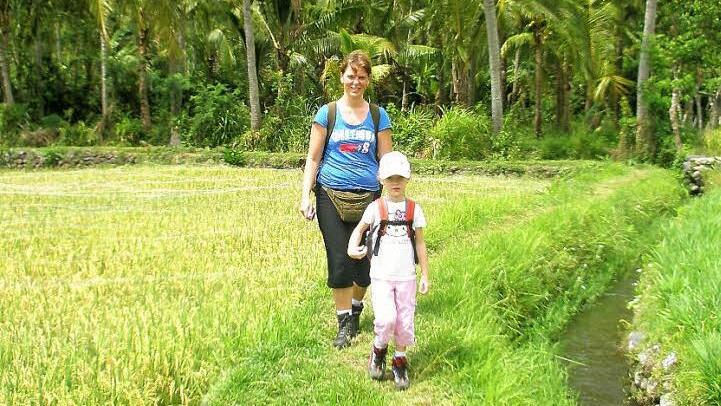 Auf Wanderungen durch Reisfelder können Eltern und Kinder das Reiseziel hautnah entdecken - ob auf Bali, Borneo oder Sri Lanka. Foto: djd/Travelkid Fernreisen GmbH & Co KG