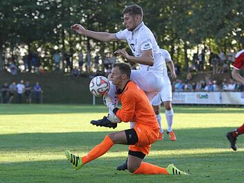 Gegner gefoult anstatt den Ball zu spielen: In dieser Szene verursachte TSV-Keeper Felix Reusch den Strafstoß an Steffen Krautschneider. Adam Jabiri besorgte vom Punkt die 1:0-Führung (37.). Foto: Michael Bauer