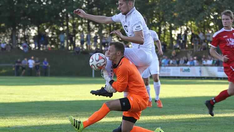 Gegner gefoult anstatt den Ball zu spielen: In dieser Szene verursachte TSV-Keeper Felix Reusch den Strafstoß an Steffen Krautschneider. Adam Jabiri besorgte vom Punkt die 1:0-Führung (37.). Foto: Michael Bauer
