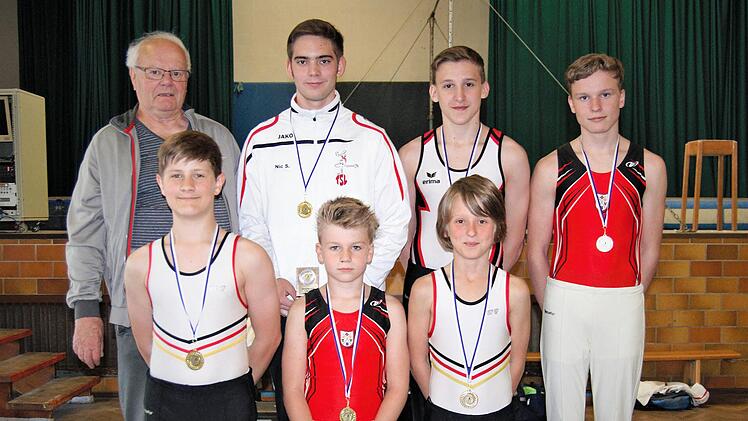 Die Sieger des Turnwettbewerbs um den Bayern-Cup (von links) Edi Stark, Daniel Roppel  Nicolas Sauer (beide TSL), Jakob Winterstein (TV Hallstadt), Luca Behr, Alexander Rain (beide) TSL und Nick Mielke (TV Hallstadt). Foto: Peter Jakoubek